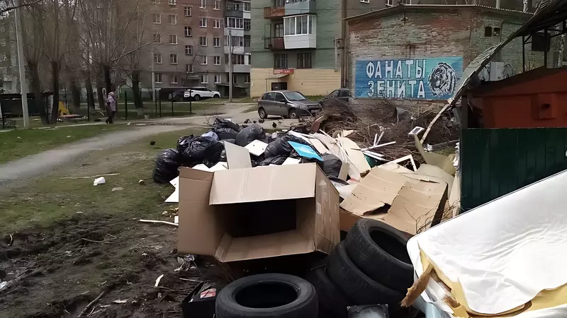 «Красота под окнами»: жители Верхней Салды пожаловались на дворовую мусорку