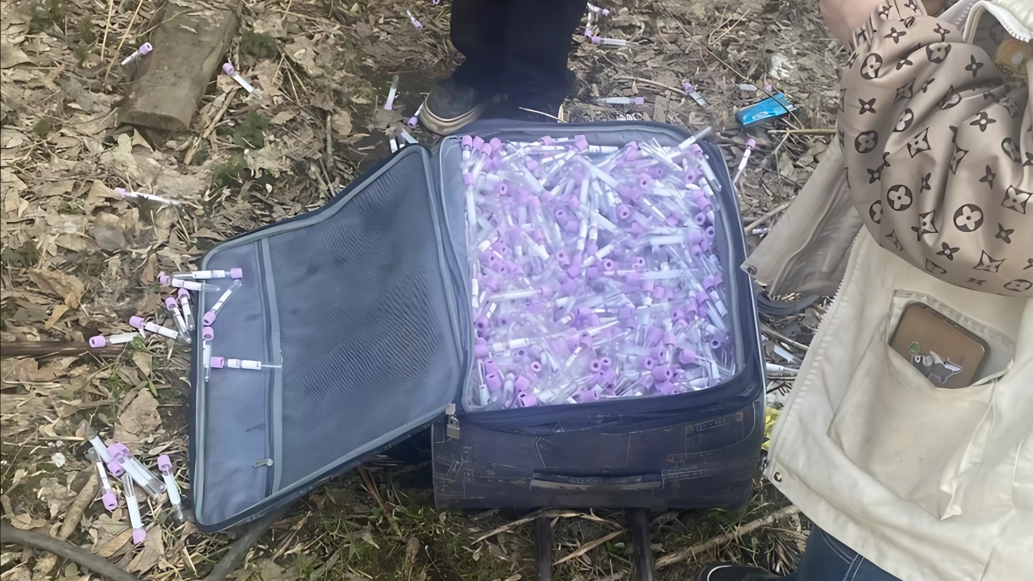 Дети в Екатеринбурге нашли чемодан со шприцами и иглами