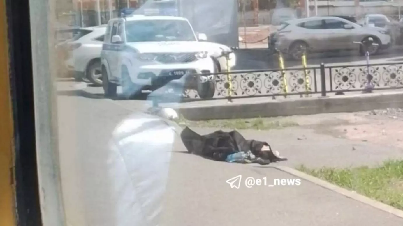 Труп мужчины в Екатеринбурге лежал на остановке три часа