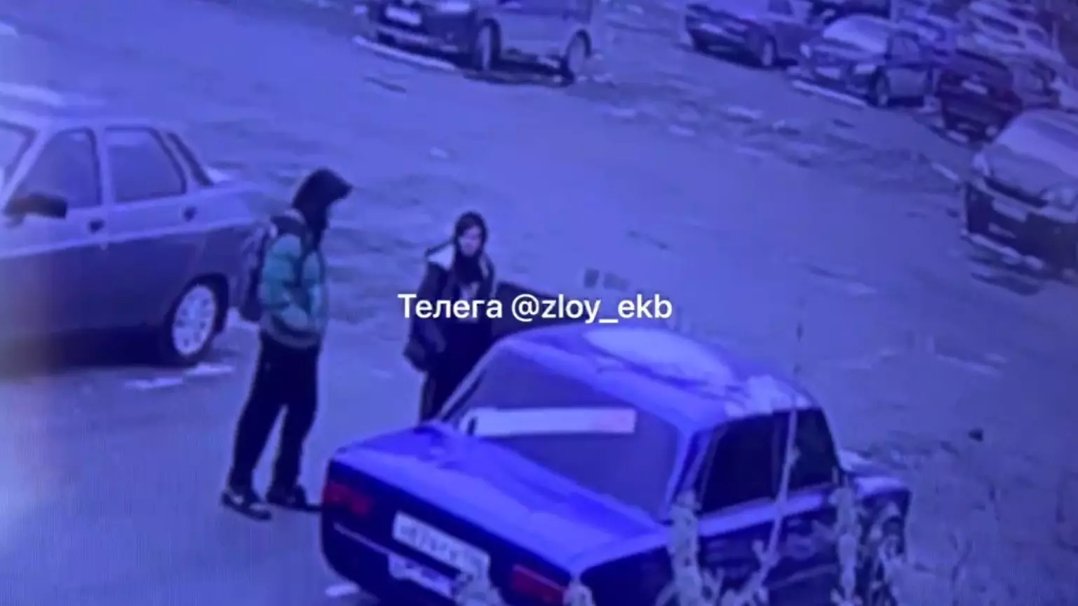 Подростки в Екатеринбурге крадут магнитолы и аккумуляторы из автомобилей