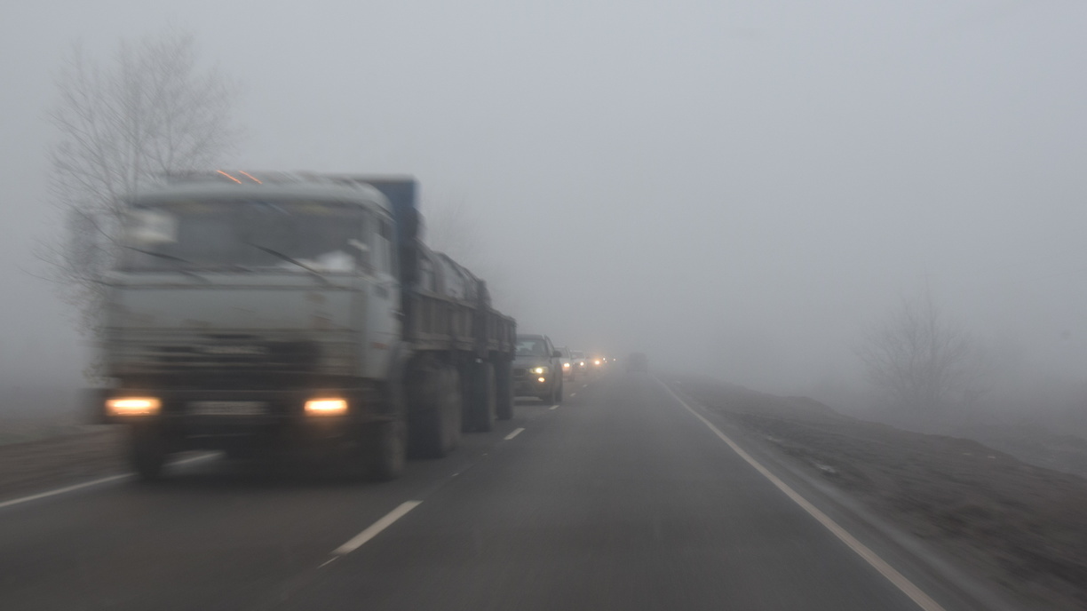КАМАЗ загорелся после столкновения с легковушкой в Свердловской области