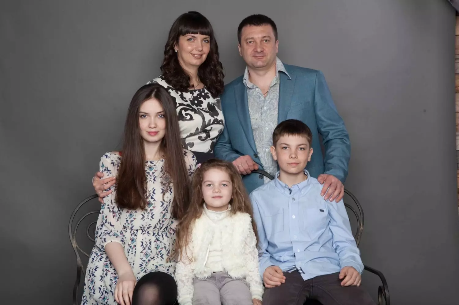 А. Толстов с женой и детьми