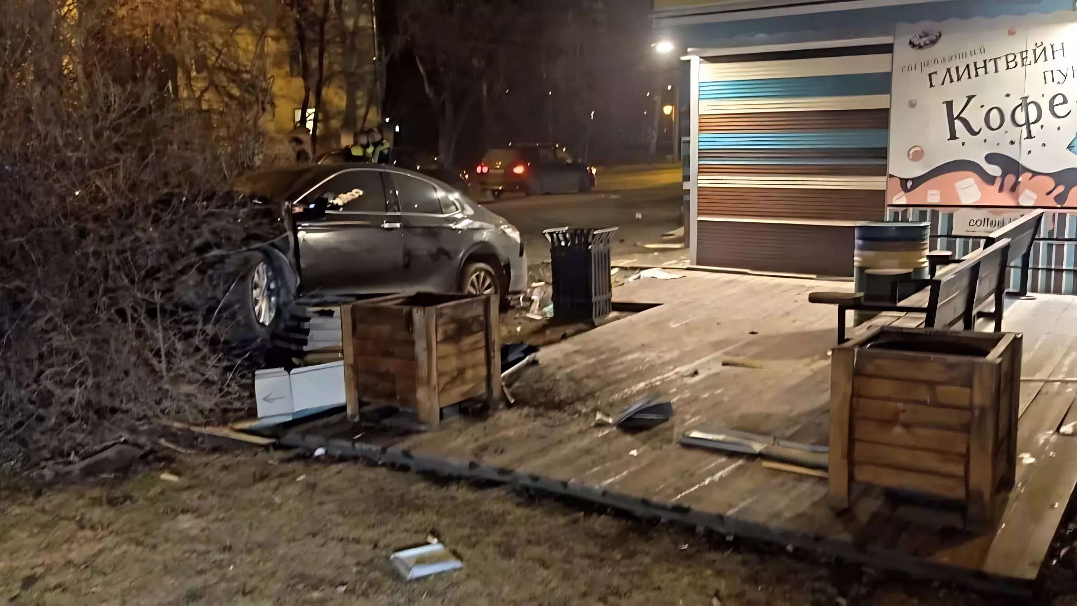 В Екатеринбурге ночью Toyota протаранила кофейню