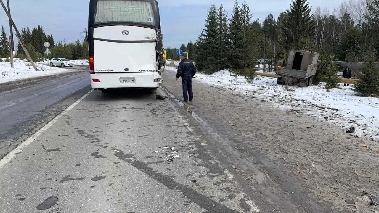 Под Североуральском в ДТП с автобусом и газопроводом пострадал водитель КАМАЗа