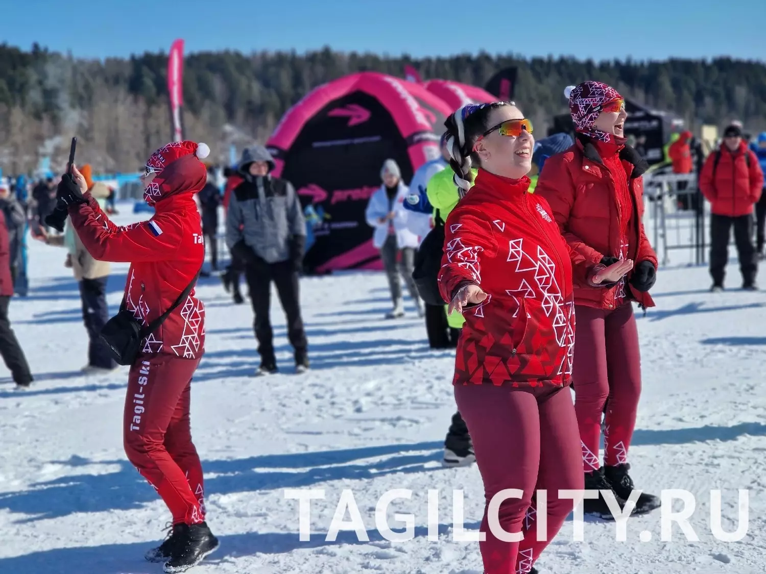 Участники  XI Югорского лыжного марафона в Ханты-Мансийске.
