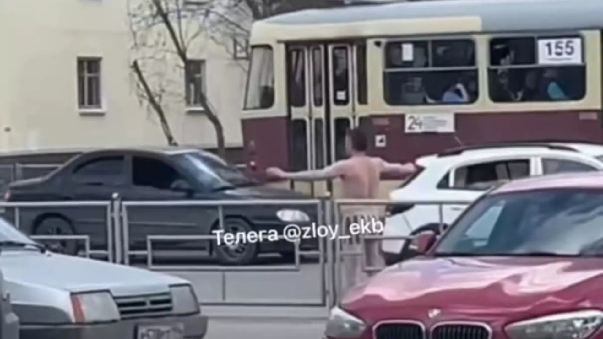 Мужчина в одних трусах разгуливает на улице Донбасской в Екатеринбурге