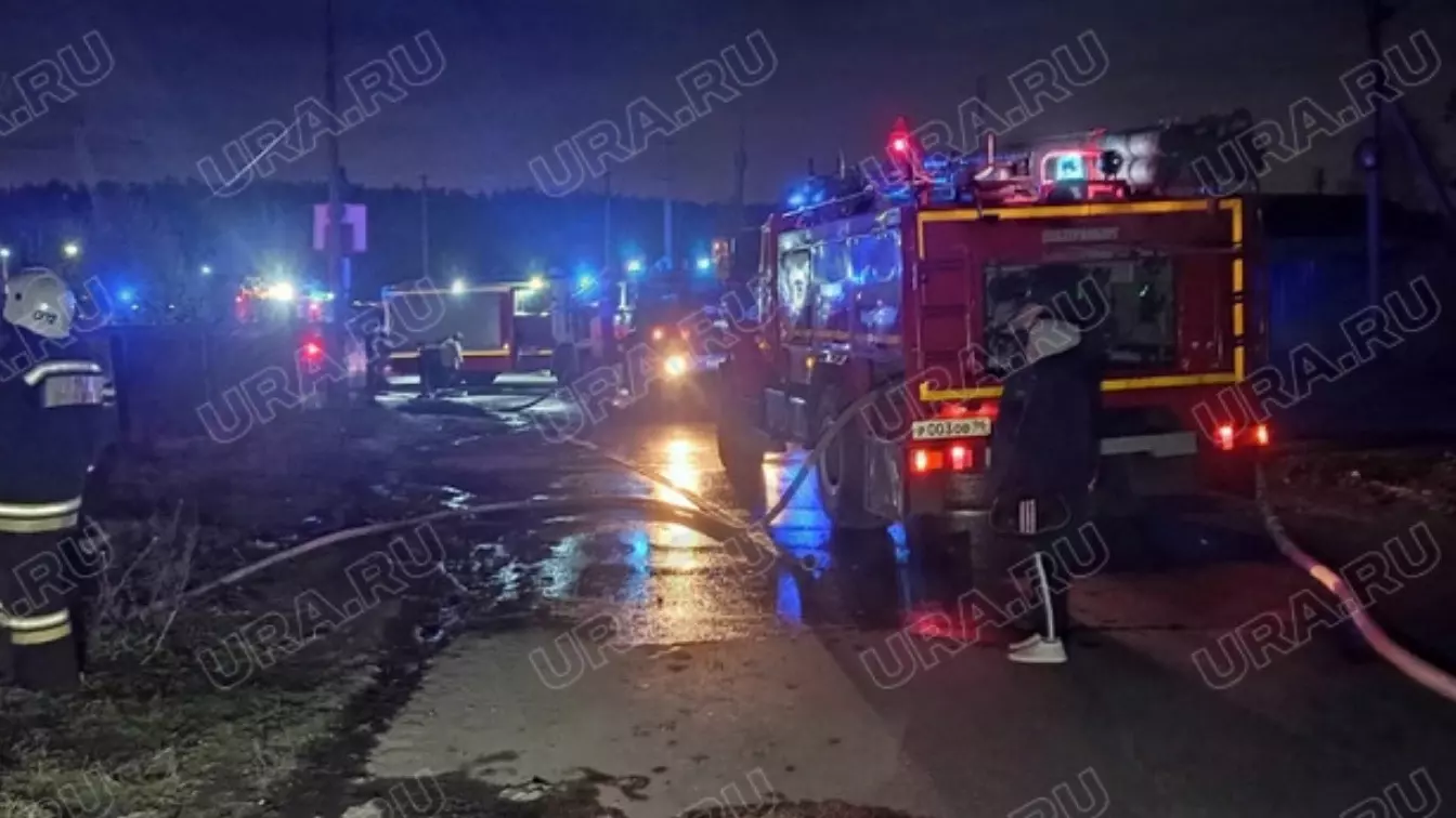 Деревянный барак загорелся на площади 200 «квадратов» в поселке в Екатеринбурге