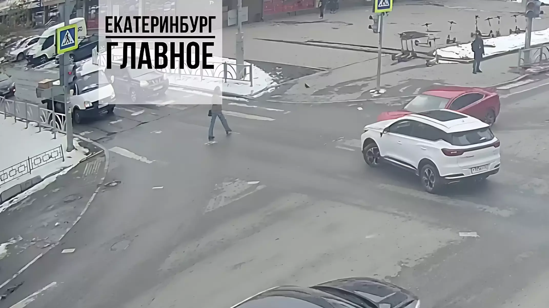 Иномарка столкнулась с автомобилем в Екатеринбурге и влетела в столб