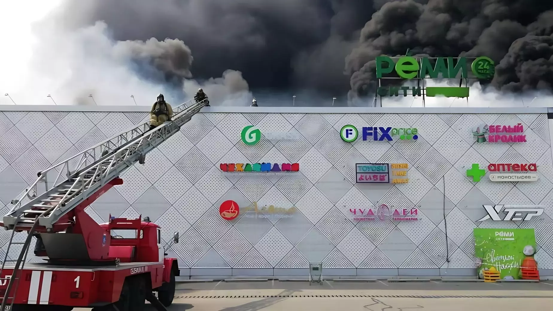 Крупный ТЦ загорелся в Хабаровске