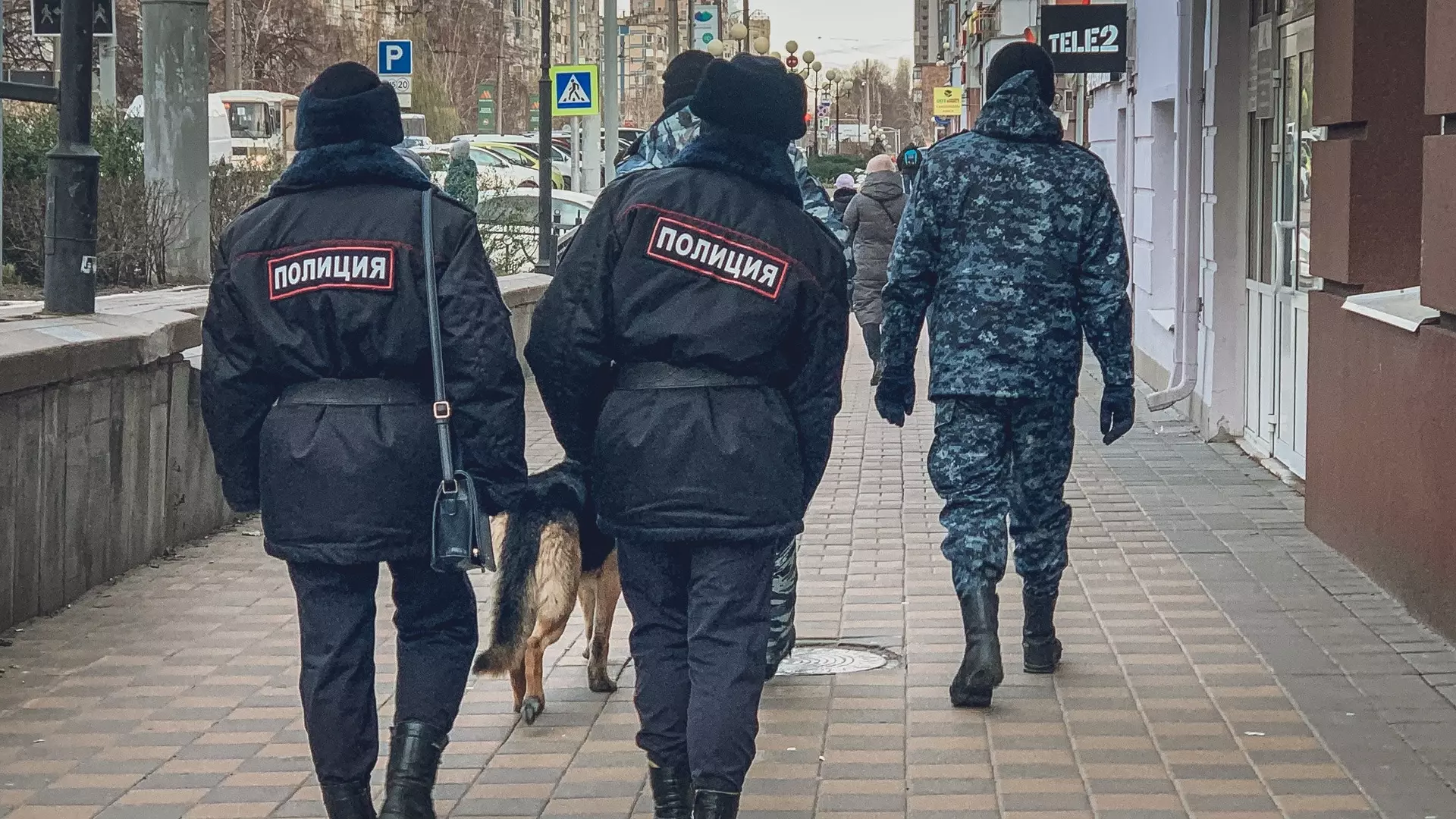 Полицейские раздавали листовки об аферистах посетителям метро в Екатеринбурге