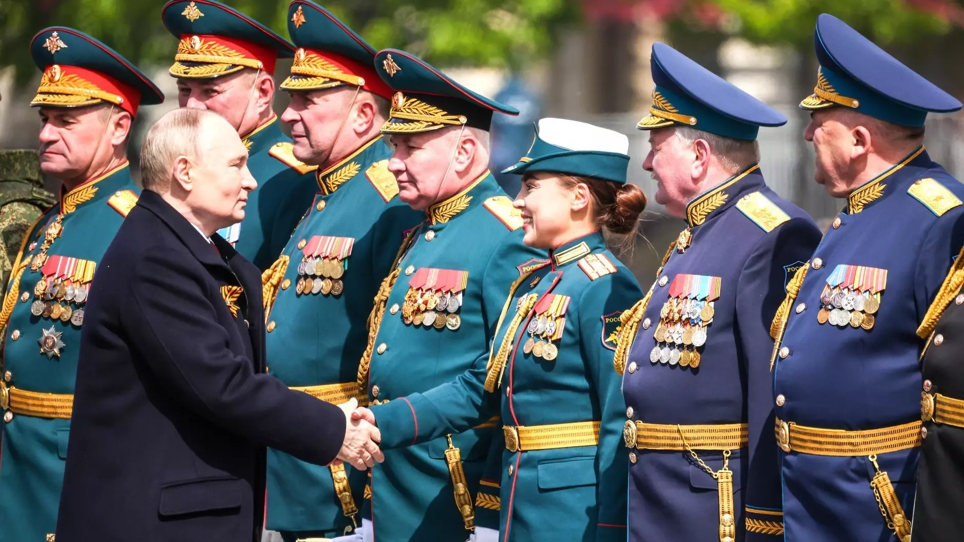 Владимир Путин возложил цветы к могиле Неизвестного Солдата в Москве