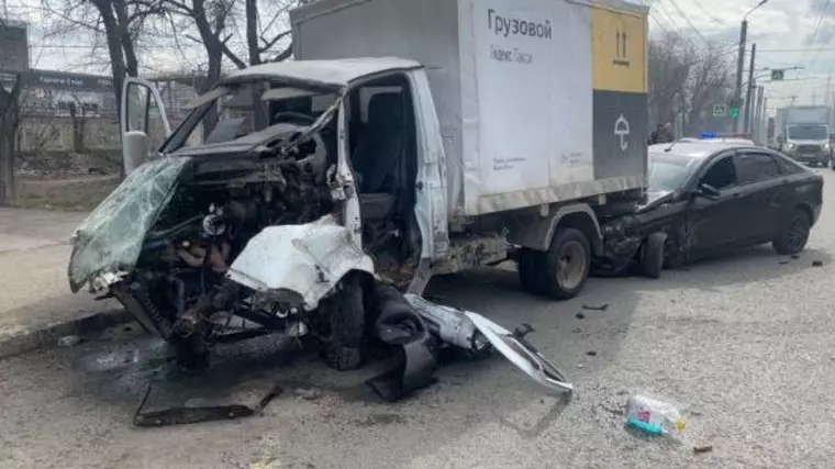 Водитель пострадал в массовом ДТП в Челябинске