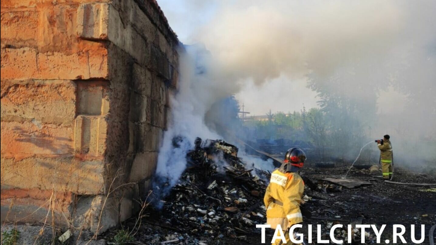 На складах за ИК-6 в Нижнем Тагиле вспыхнул пожар