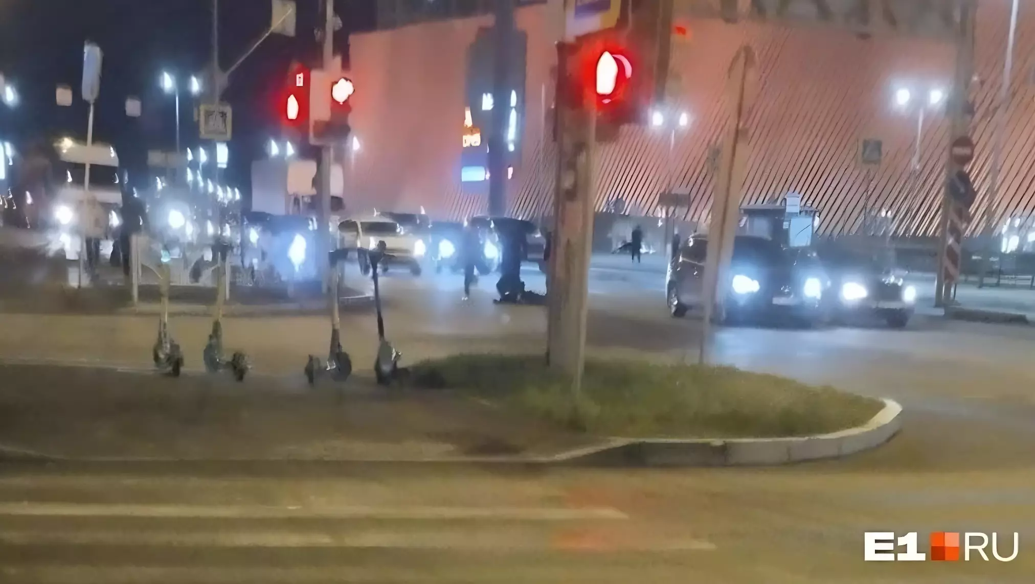 Пешеход в Екатеринбурге шел на красный свет и попал под машину