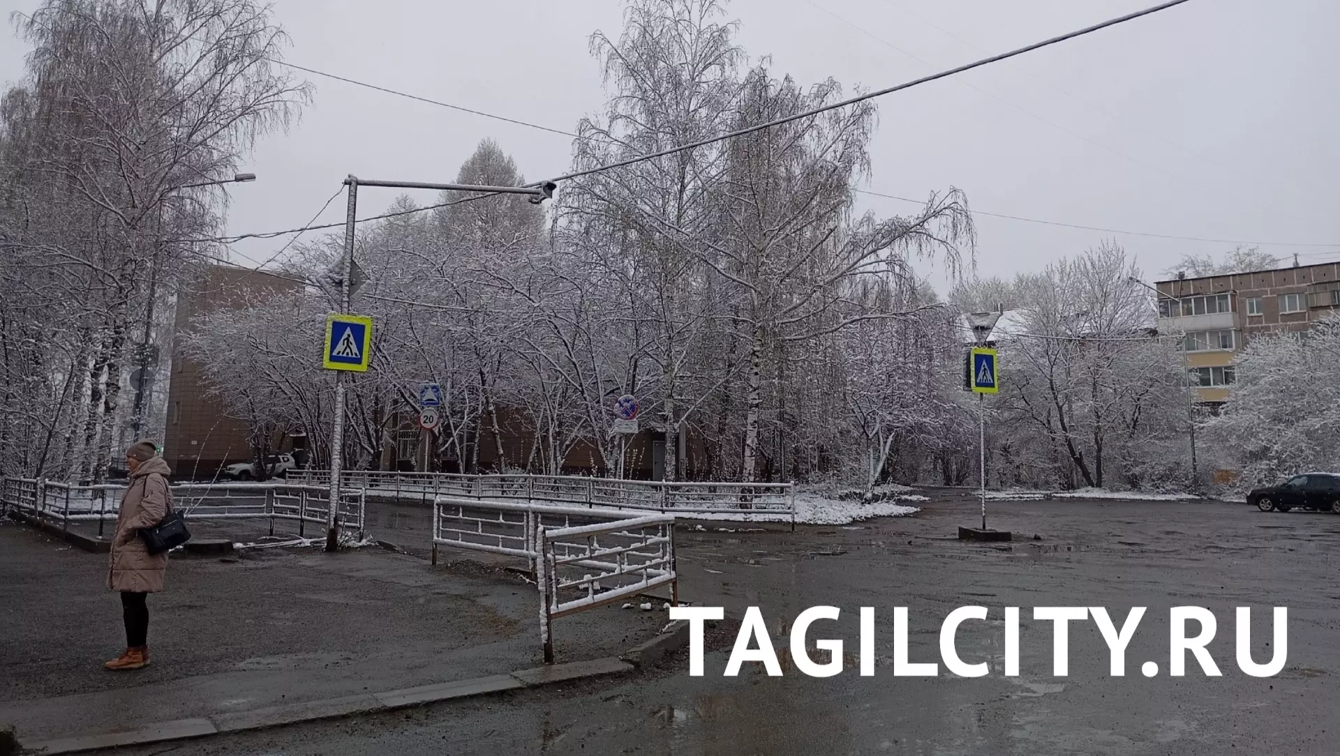 Улицы Нижнего Тагила засыпало мокрым снегом