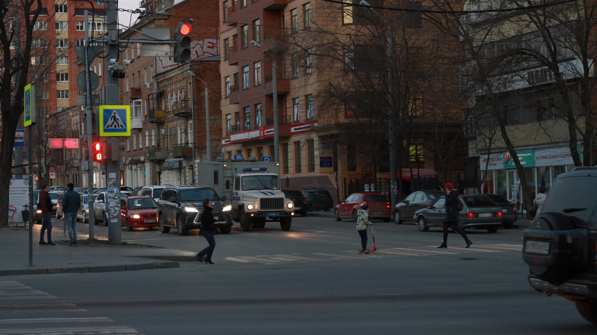 Мужчина в Екатеринбурге регулировал перекресток при помощи зонта
