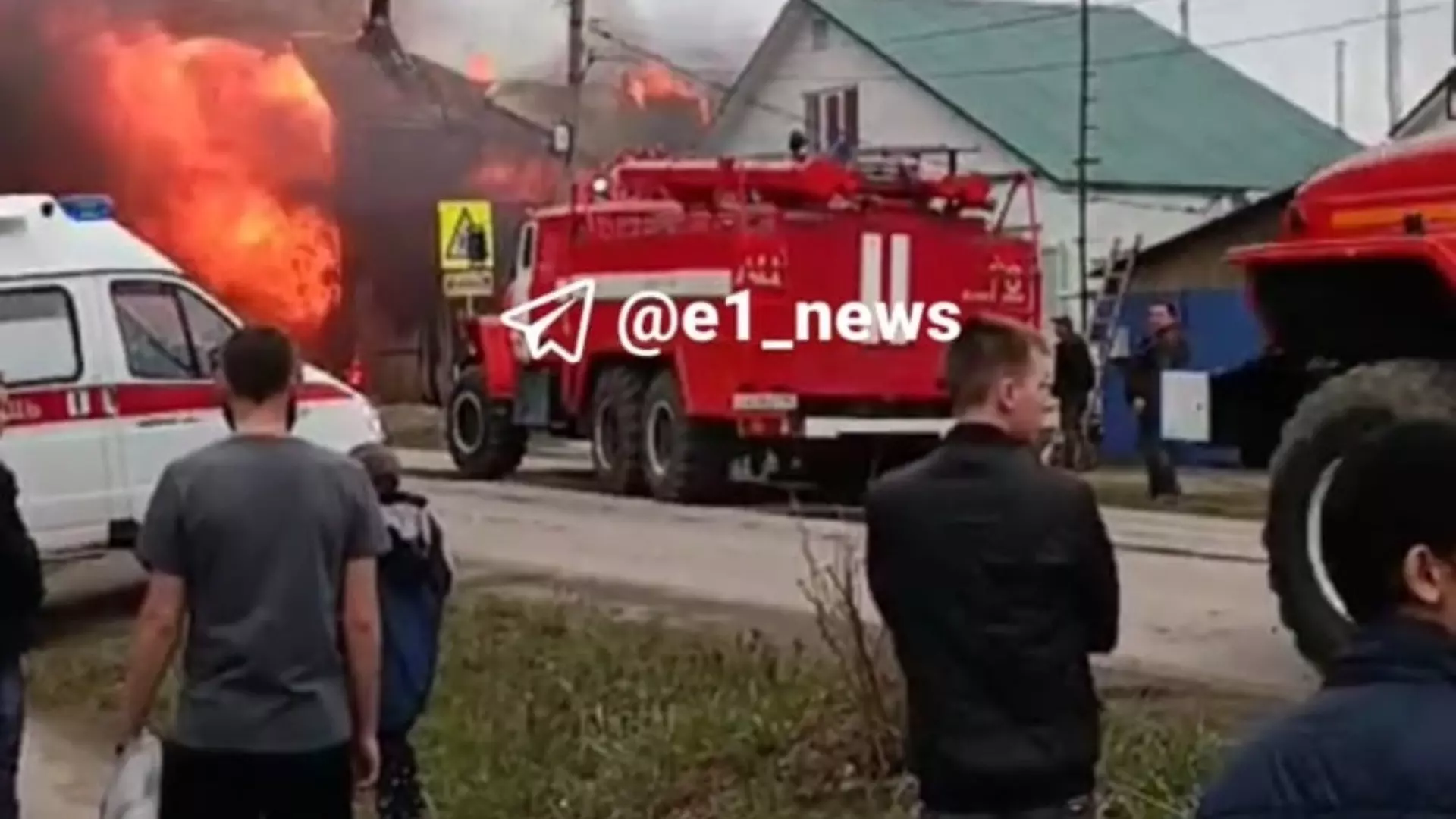 В Алапаевске горят два дома и несколько построек