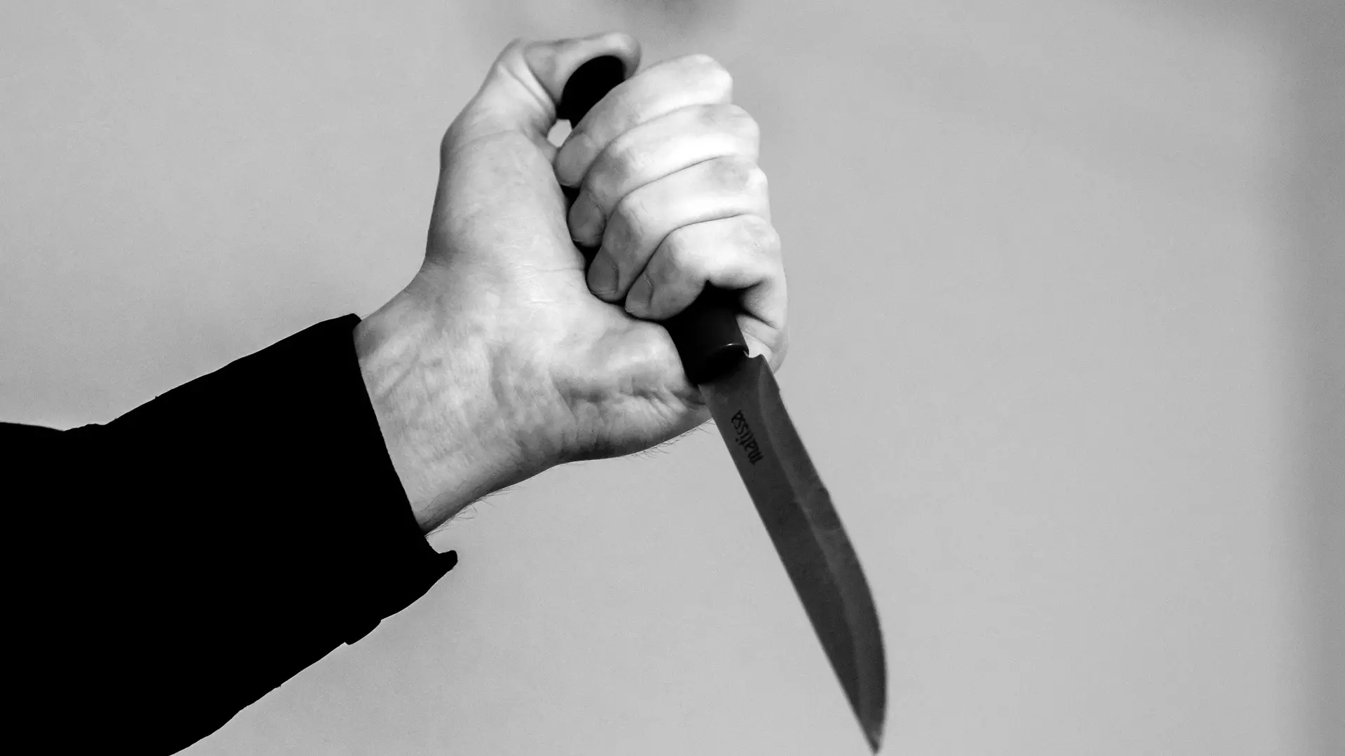 В Екатеринбурге мужчину ударили ножом в торговом центре «Яблоко»