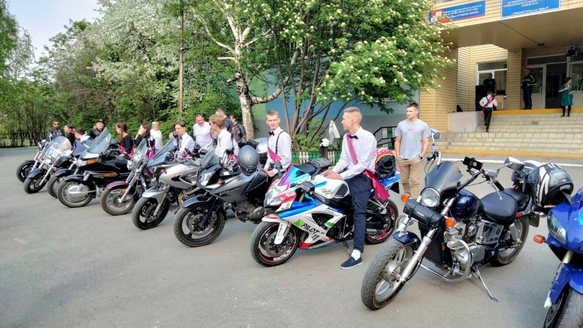 Мотоциклисты Нижнего Тагила прокатили выпускников лицея №39 в честь последнего звонка