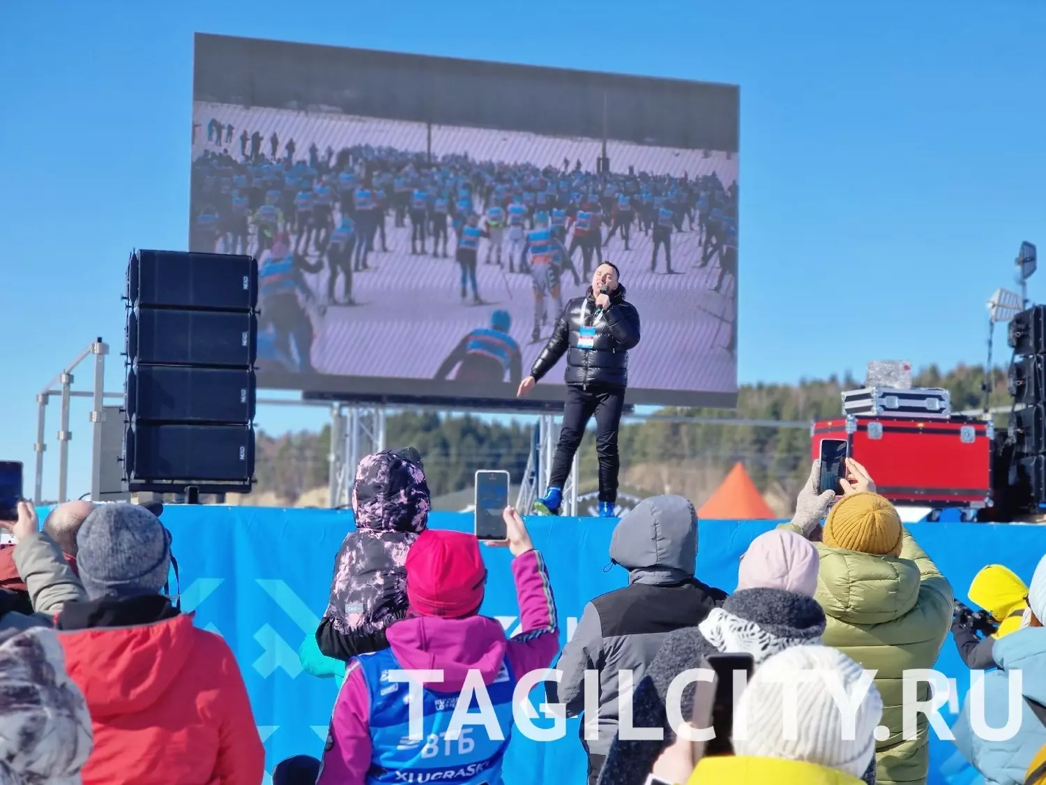 Солист группы Иванушки International Кирилл Андреев на XI Югорском лыжном марафоне в Ханты-Мансийске.