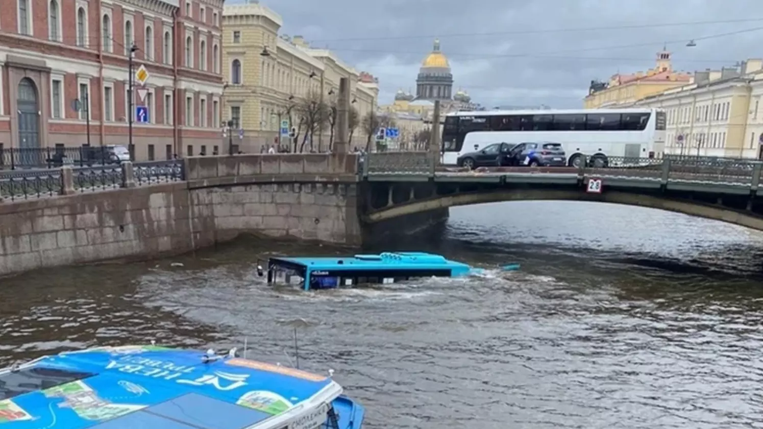 Автобус с пассажирами в Санкт-Петербурге проломил ограждение и рухнул в реку Мойку