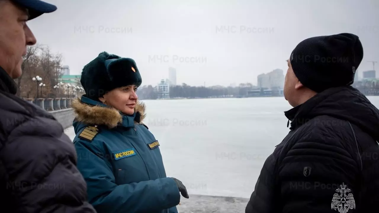 В МЧС Екатеринбурга попросили жителей не испытывать судьбу и не выходить на лед