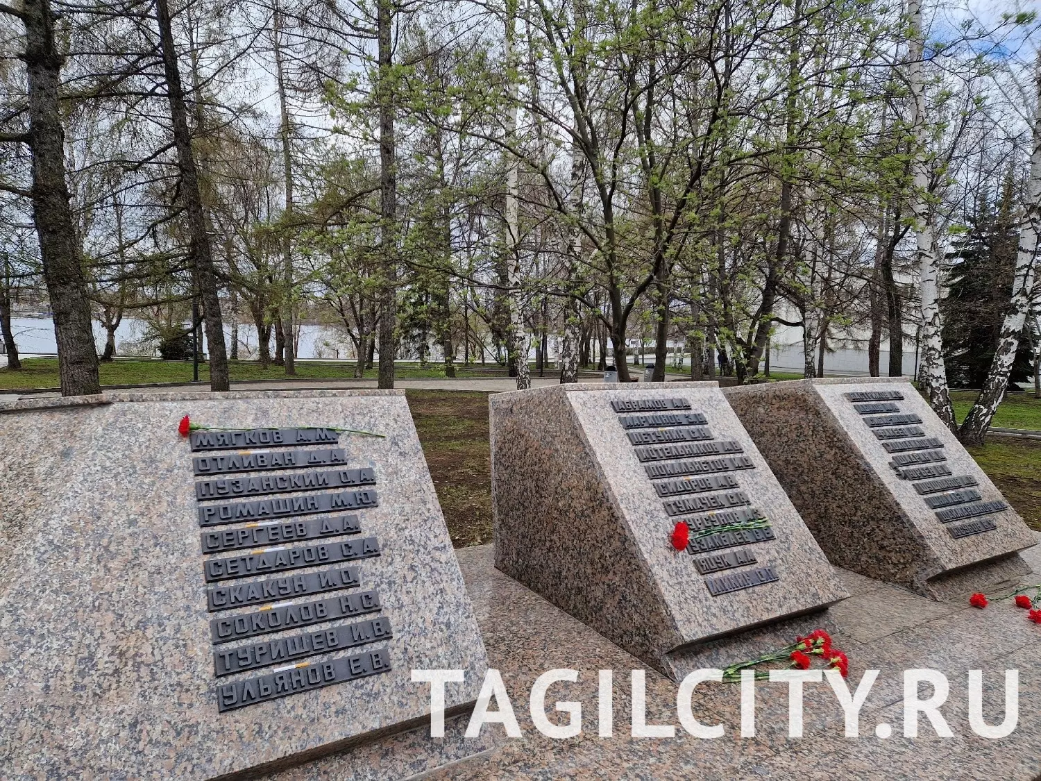 Пилоны с именами погибших во время СВО тагильчан.