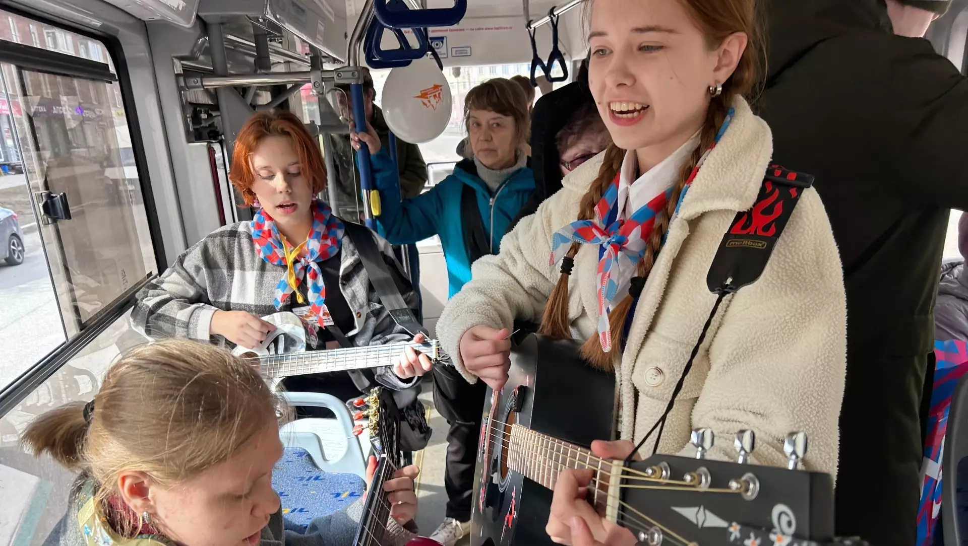 Трамвай Победы с фронтовыми песнями проехал по улицам Нижнего Тагила