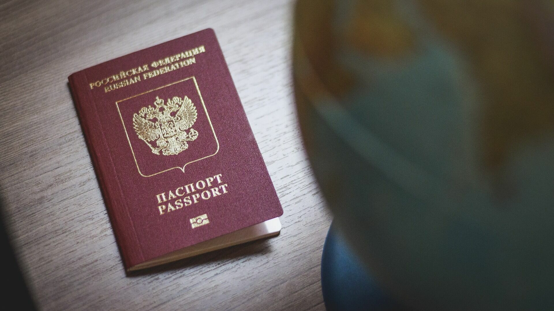 Срочников в России обяжут сдавать загранпаспорта на время службы