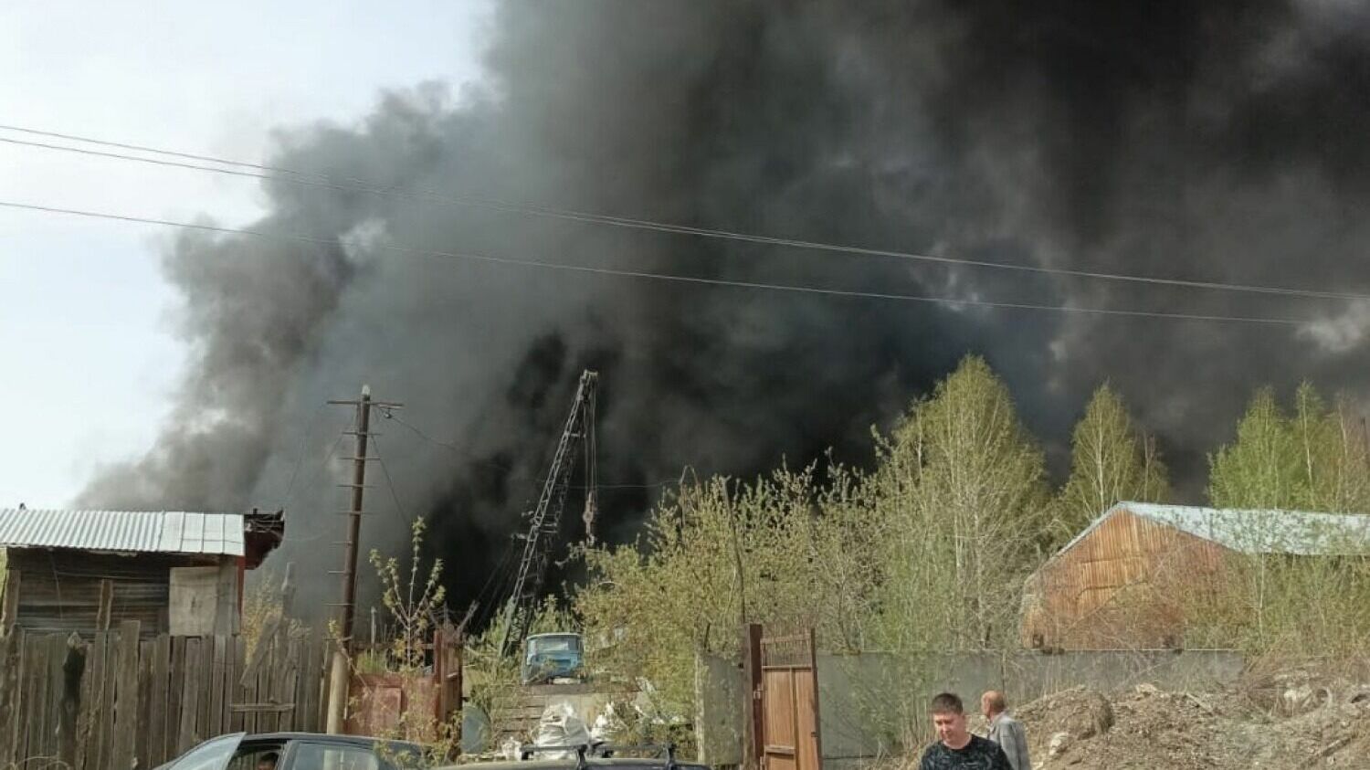 Пожар на 4 тысячи квадратных метров разгорелся в Екатеринбурге