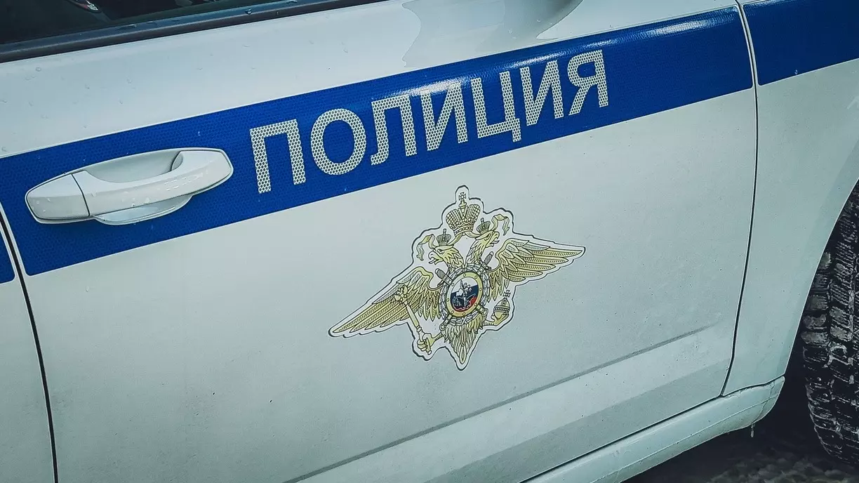В Екатеринбурге агрессор с отверткой разнес подъезд дома на улице Студенческой