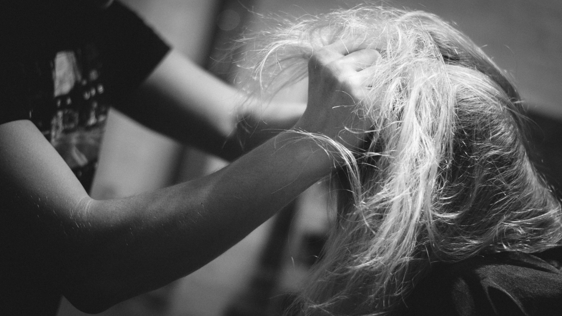 Девушку оттаскали за волосы из-за пародии в Кировграде