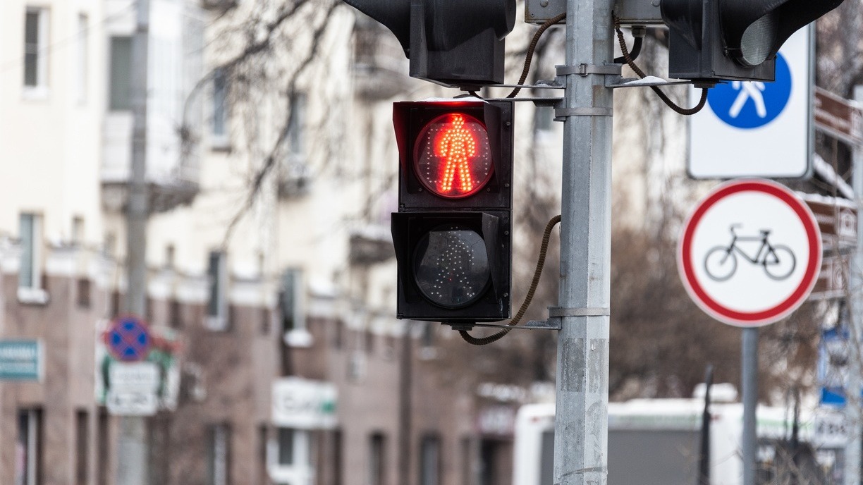 Названы причины частых поломок светофоров во время дождей в Екатеринбурге