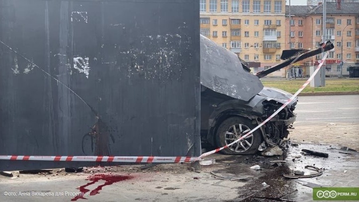 Одна погибла, трое пострадали: водитель протаранил остановку с пассажирами в Перми