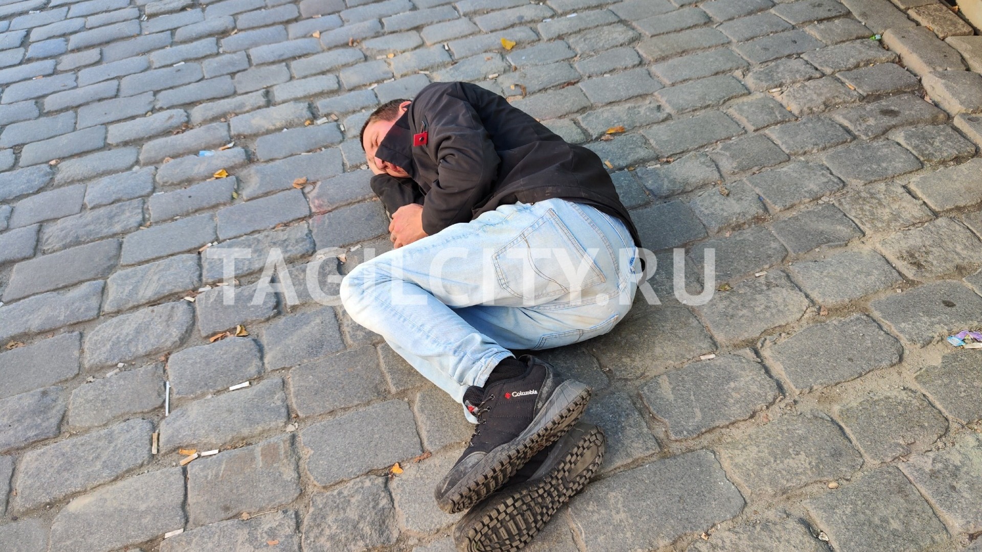 Пьяный житель Екатеринбурга спал на дороге в центре города