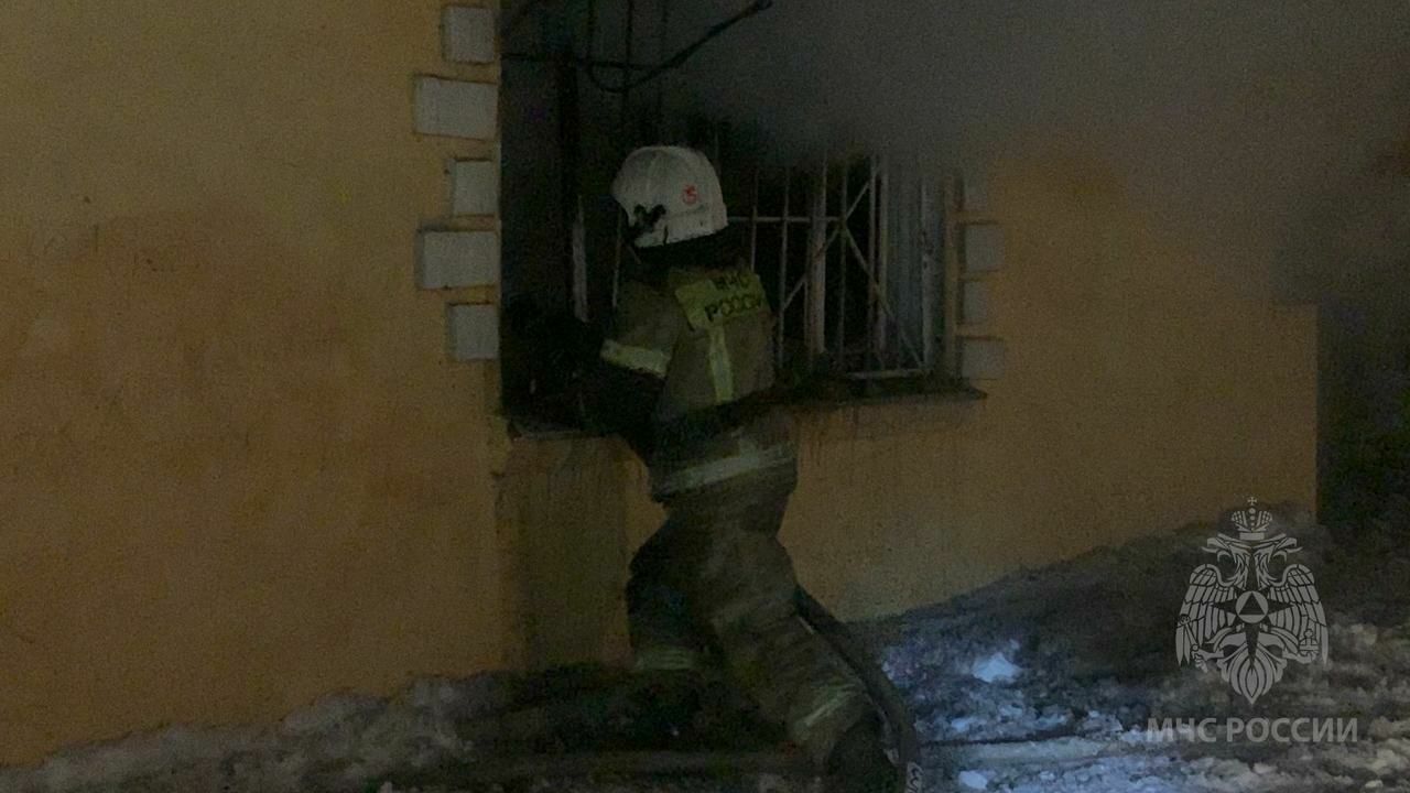 Двухэтажный многоквартирный дом сгорел в Екатеринбурге