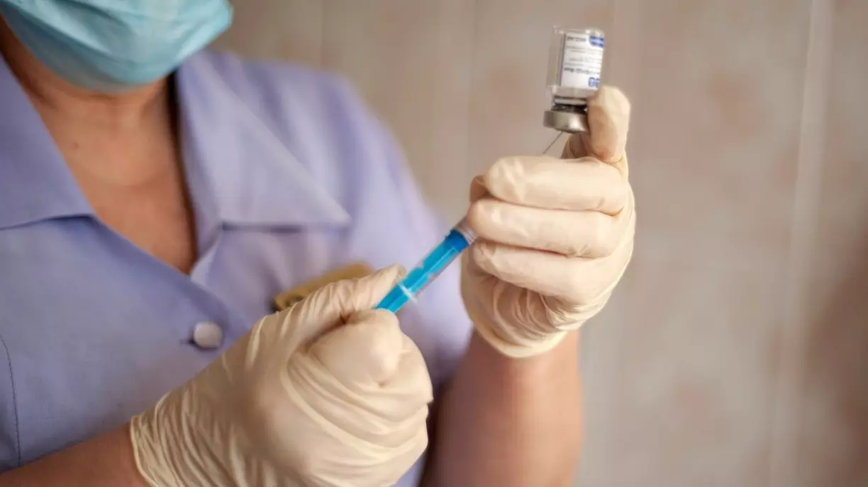 Вакцину от коронавируса завезут в Свердловскую область не раньше октября