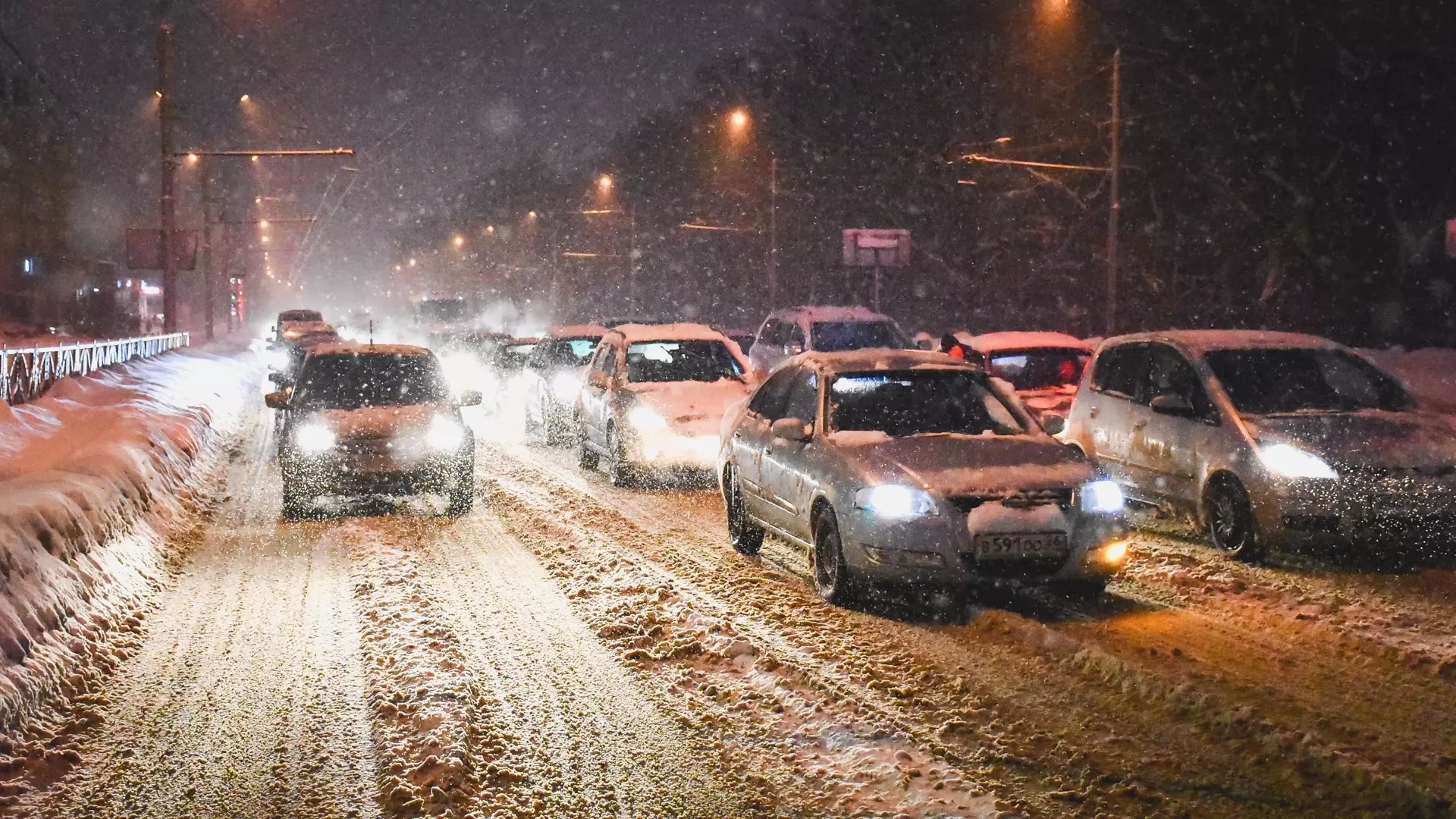 Из-за снегопада в Екатеринбурге образовались большие пробки