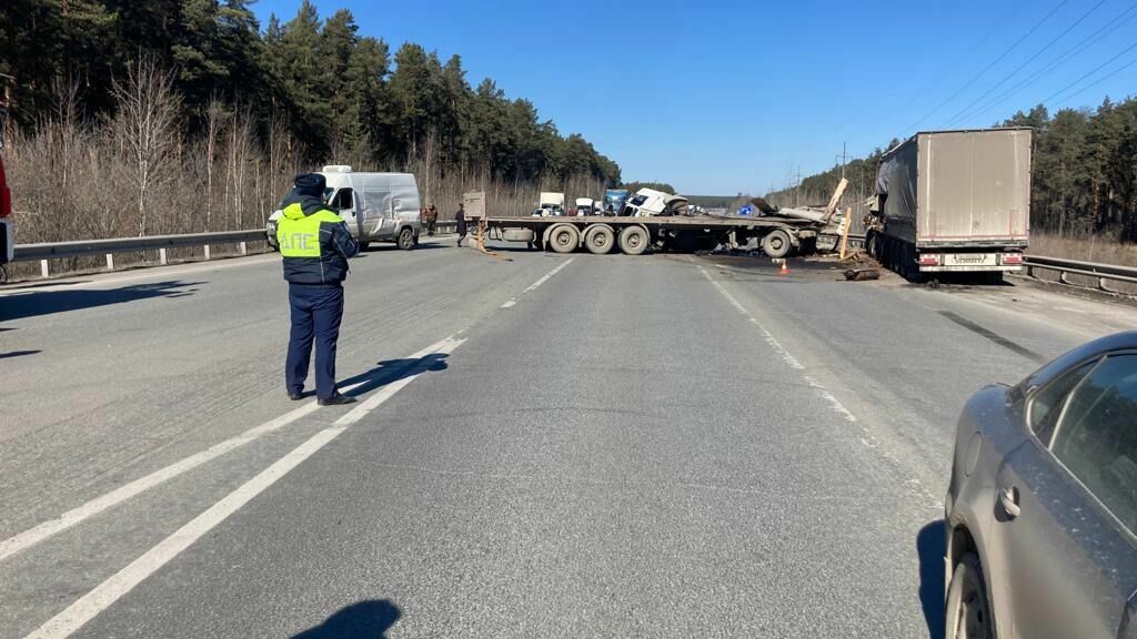 Три грузовика столкнулись на Екатеринбургской кольцевой автодороге