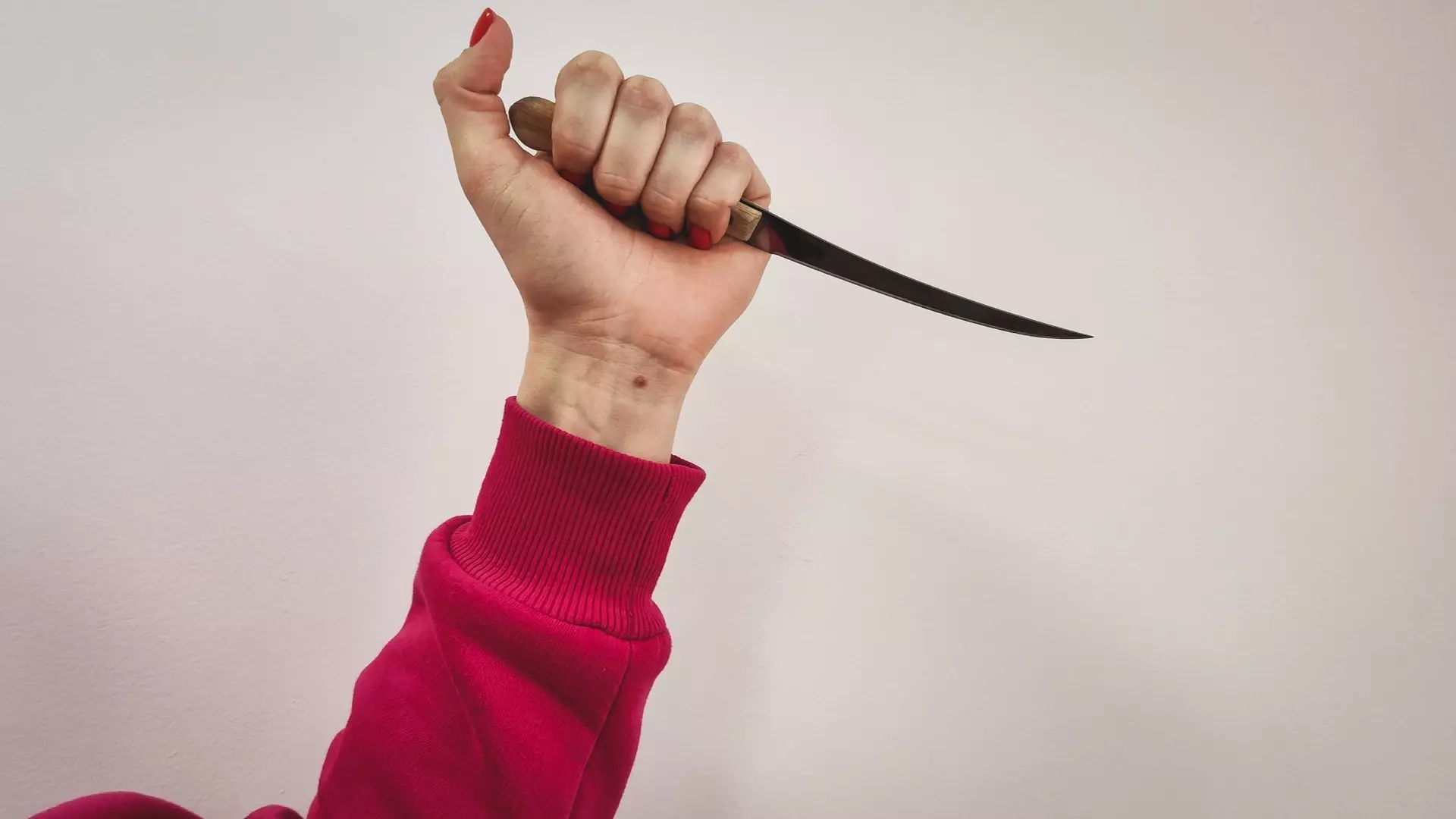 Девочка с ножом кидается на гимназистов в Екатеринбурге