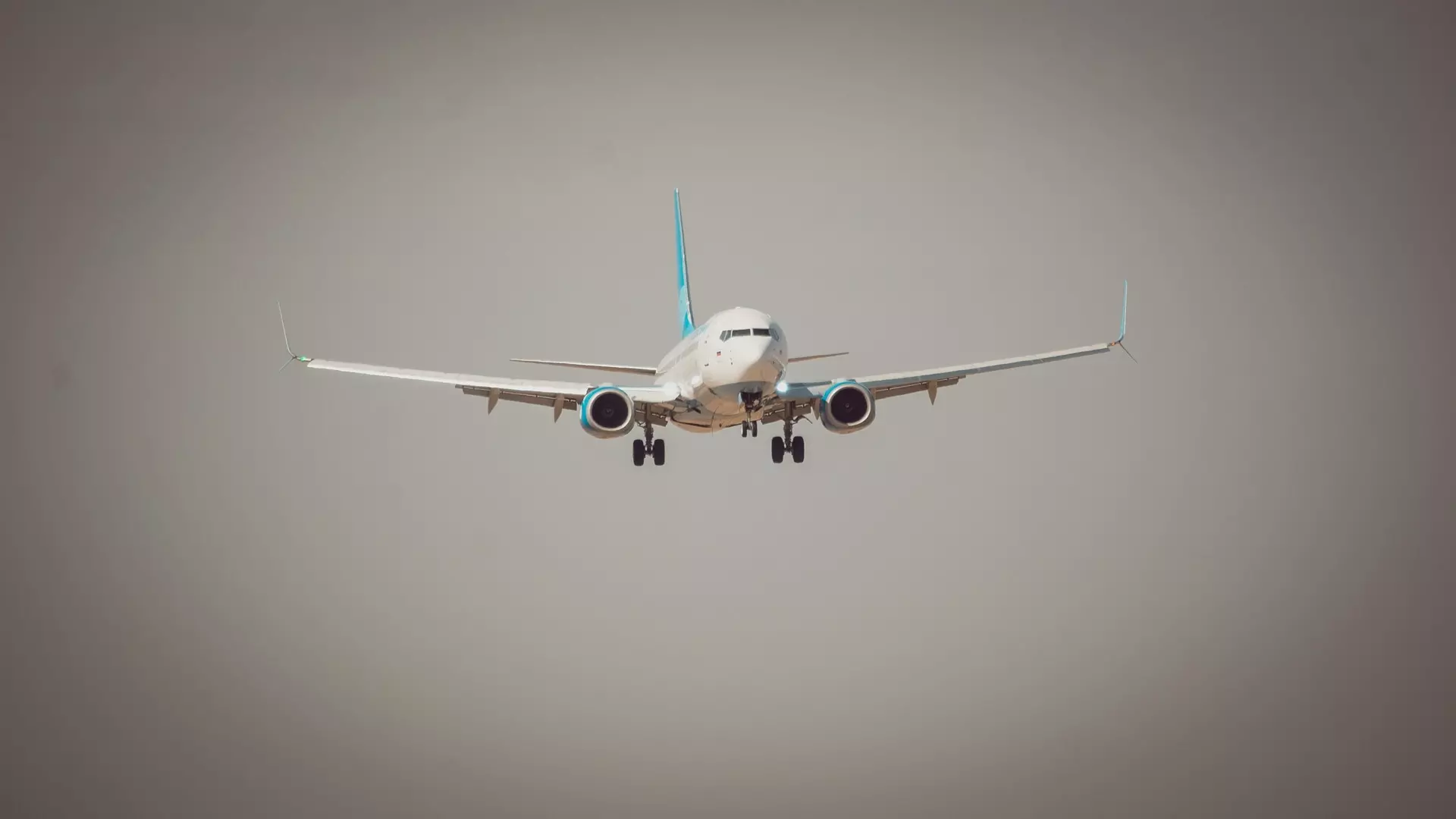Пассажир авиарейса Санкт-Петербург — Душанбе устроил дебош в самолет