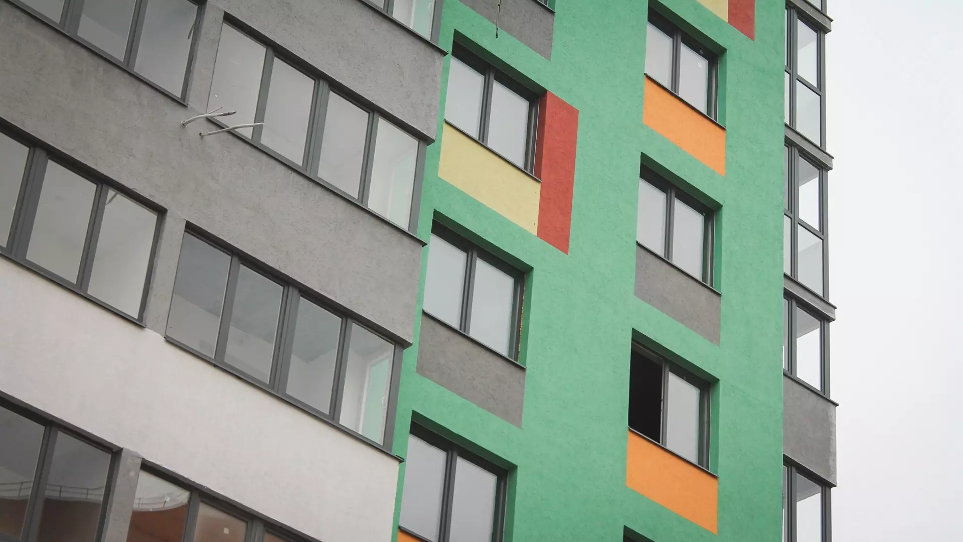 Хулиганы бросались с балкона банками и гантелями в Екатеринбурге