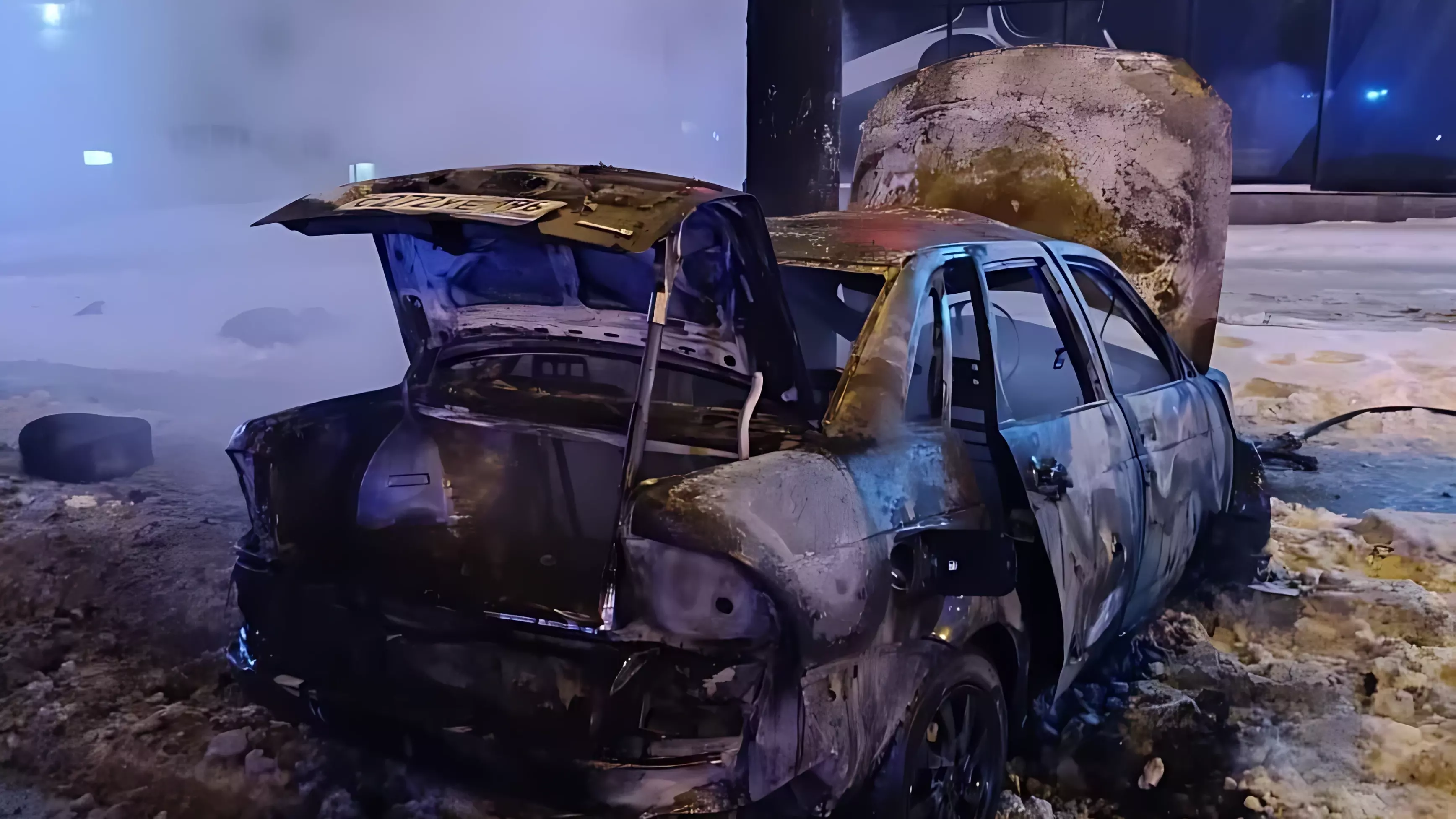 Водитель автомобиля врезался в фонарный столб в Екатеринбурге