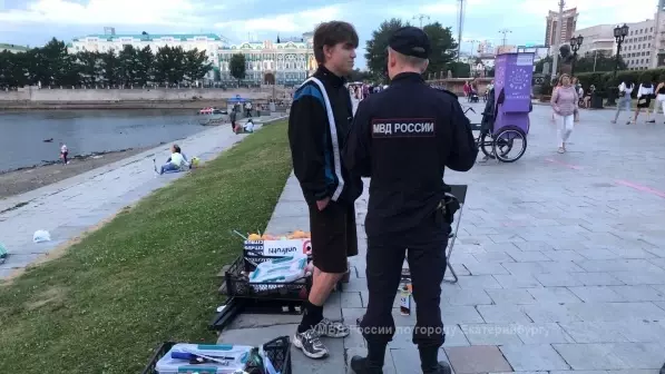 Стражи правопорядка провели облаву на нелегальный бизнес на Плотинке в Екатеринбурге