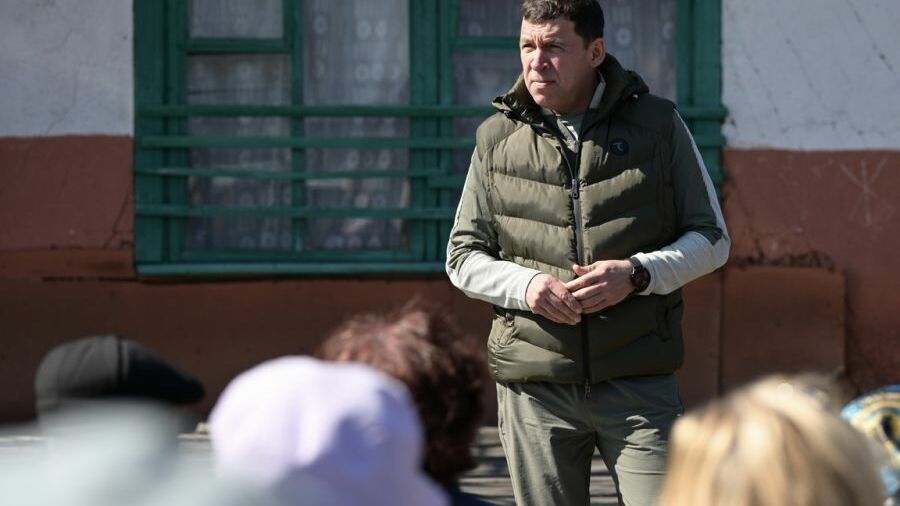 Евгений Куйвашев озвучил жителям Таежного план восстановления поселка после пожара
