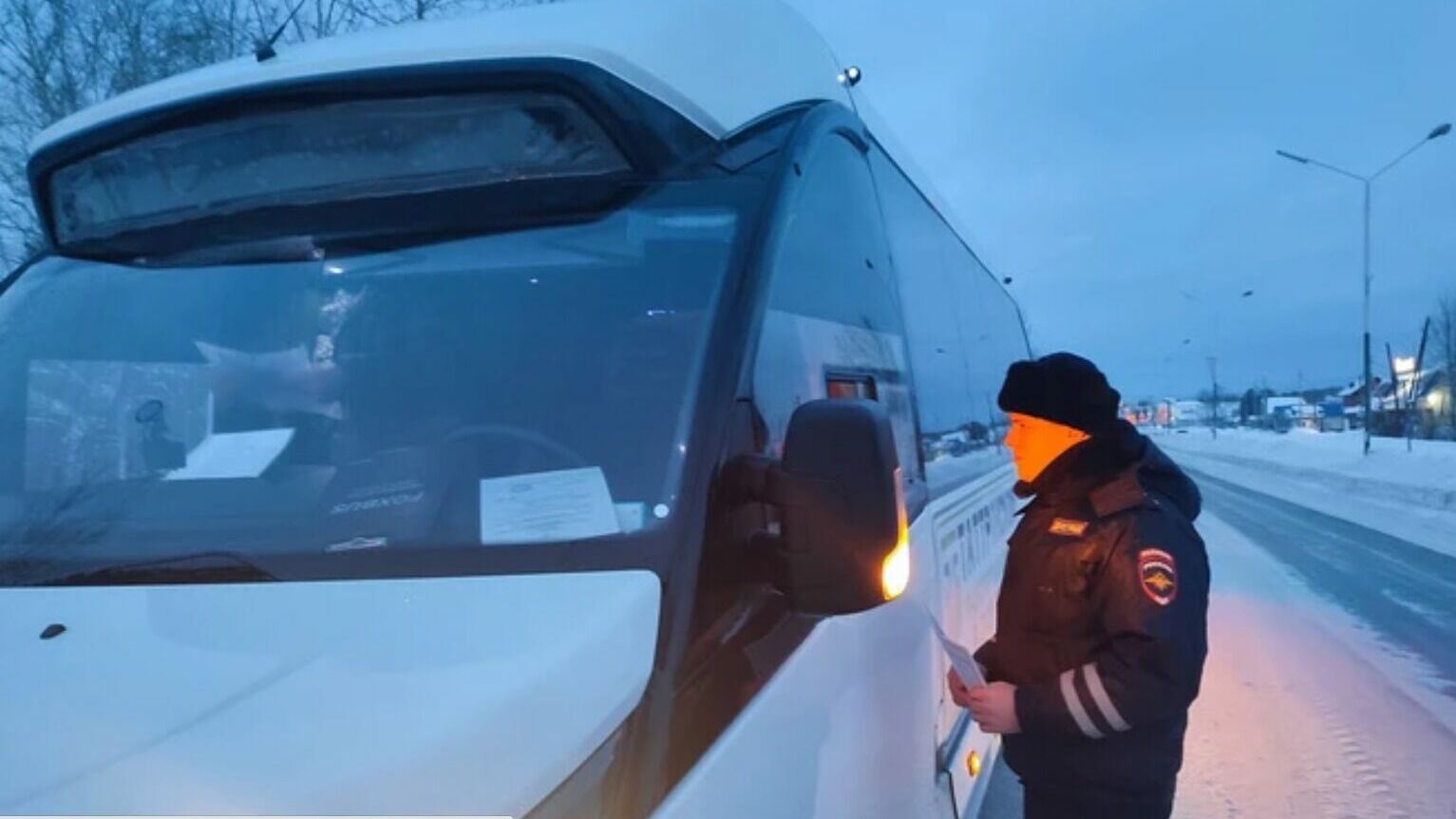Водитель автобуса с вахтовиками на Урале устал и отдал руль пассажиру без прав