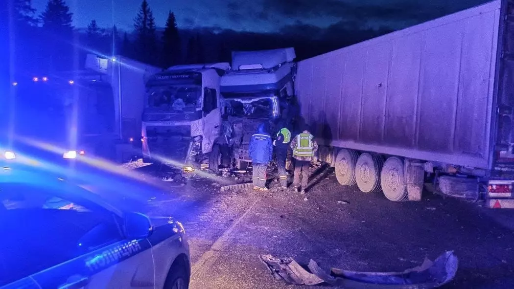 Из-за столкновения грузовиков на трассе Пермь — Екатеринбург ограничено движение
