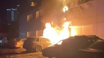 Восьмиэтажный бизнес-центр вспыхнул из-за Porsche в Екатеринбурге