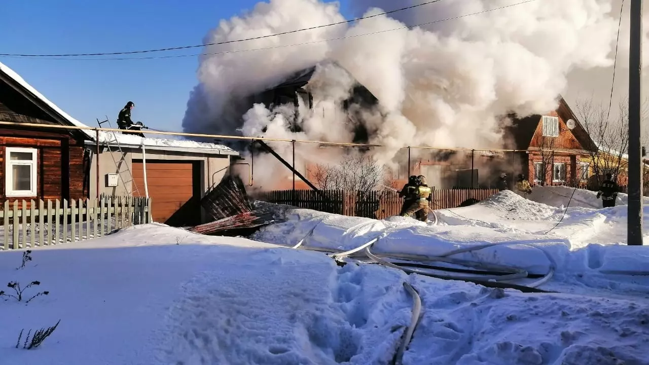 В Николо-Павловском под Нижним Тагилом загорелся частный дом с семьей внутри