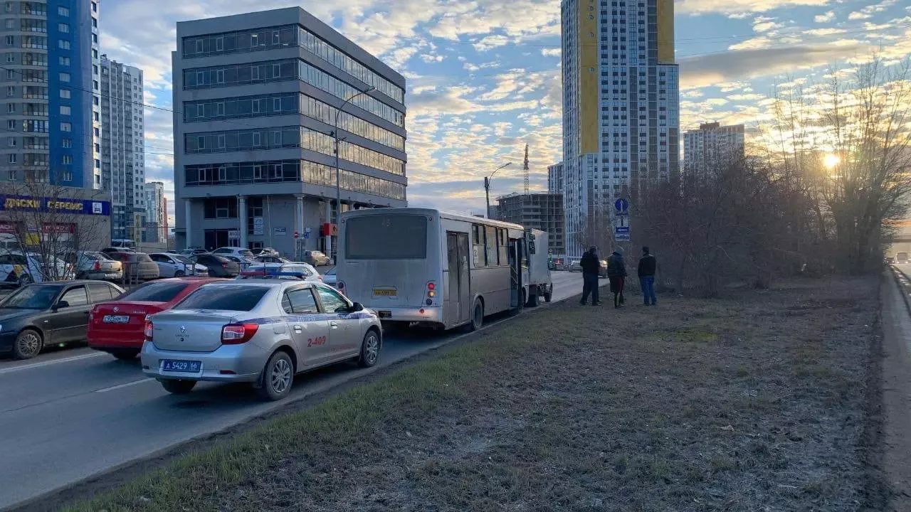 В Екатеринбурге два человека пострадали в ДТП с пассажирским автобусом